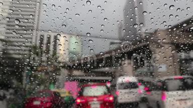 曼谷的雨和汽车<strong>卡住</strong>了